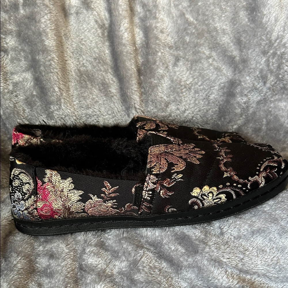 TOMS Women's Black and Gold Patterned Loafers with Faux Fur Lining size 5.5W - Picture 7 of 8
